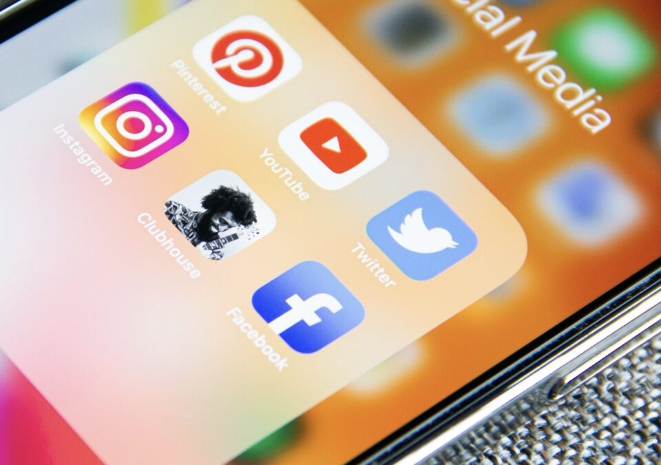 How to Make a Social Media App in 2025: A Simple Development Guide